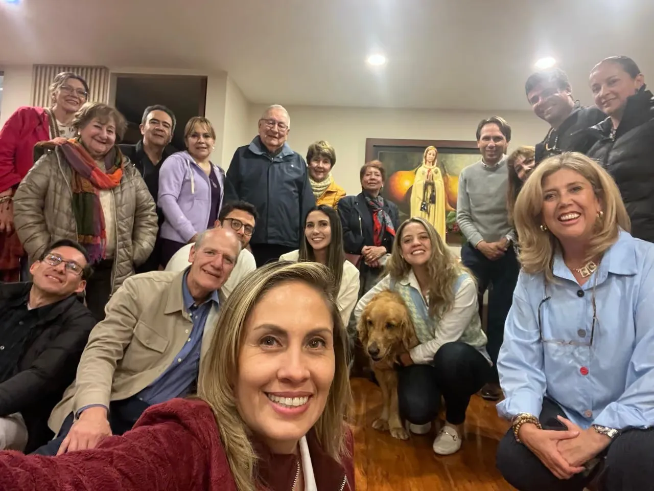 Un grupo Tocando el Manto reunido en una casa